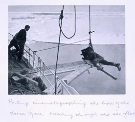 Ponting cinematografando o arco da &39;Terra Nova&39; quebrando através dos fluxos de gelo, de &39;Última Expedição de Scott&39;